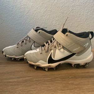 Boys Nike Baseball Cleats in Good Condition